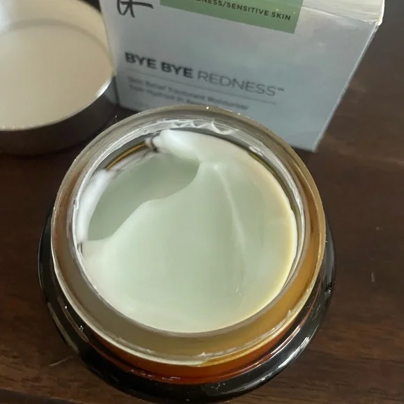 IT Cosmetics Bye Bye Redness Moisturizer - Brown and Silver - Picture 2 of 2